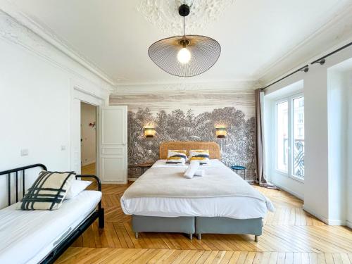 une chambre avec deux lits et un mur dans l'établissement Urban Flat 99 - Spacious 6 BDR Apartment in Paris, à Paris