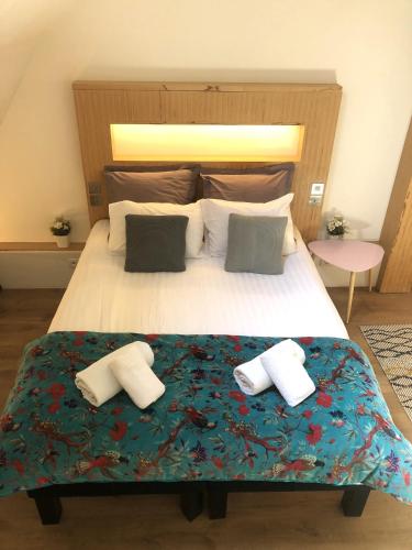 une chambre avec un lit avec deux oreillers dessus dans l'établissement Duplex Hyper Centre, Vue MontBlanc Chamonix, à Chamonix-Mont-Blanc