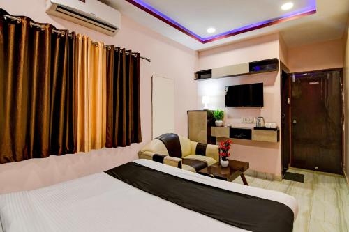 TV a/nebo společenská místnost v ubytování Hotel O Padmavati Projects Pvt Ltd Near Netaji Subhash Chandra Bose International Airport