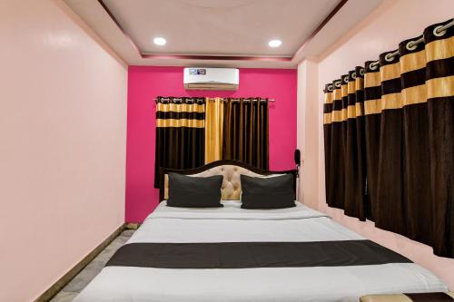 Postel nebo postele na pokoji v ubytování Hotel O Padmavati Projects Pvt Ltd Near Netaji Subhash Chandra Bose International Airport