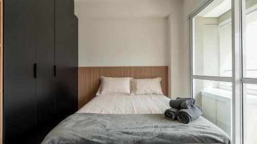 a bedroom with a bed and a window at By DH: Luxo e conforto em Perdizes, aos poucos minutos do Allianz parque in Sao Paulo
