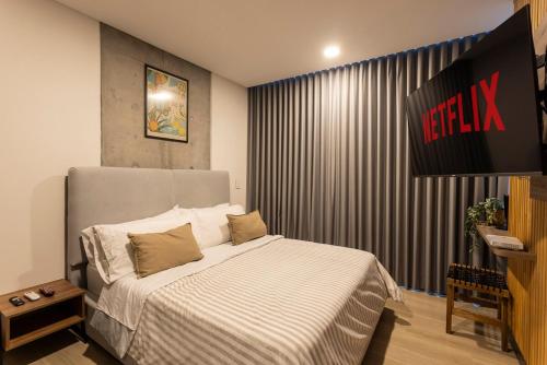 a hotel room with a bed and a television at Riomaggiore City Tower Piscina Turco Gym in Cali