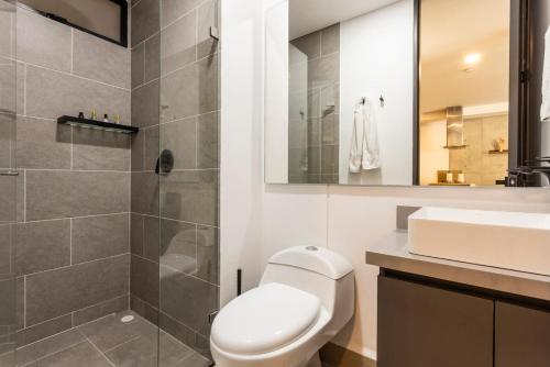 a bathroom with a toilet and a shower and a sink at Riomaggiore City Tower Piscina Turco Gym in Cali