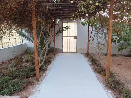 a walkway leading to a door in a building at Baraka in Aghīr