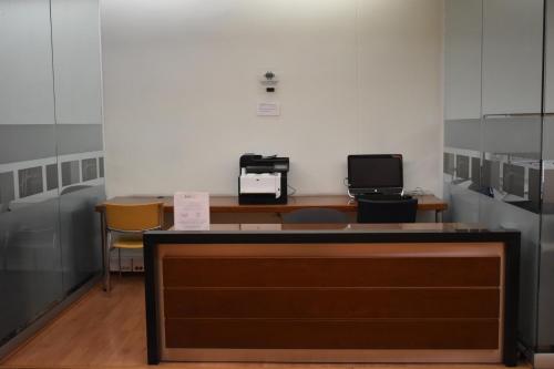 an office with a desk with a computer on it at Hotel Holiday Inn Express & Suites Medellin by IHG in Medellín