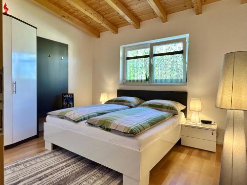 Postel nebo postele na pokoji v ubytování Ferienhaus Villa Kolberg mit Garagen - Nahe Faaker See, Villach, Wörthersee