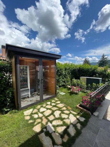 a small shed in a yard with grass and flowers at Affittacamere Residenza Montedoro in Norcia