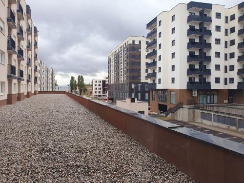 an empty street in a city with tall buildings at Apartman v&n in Vranješ