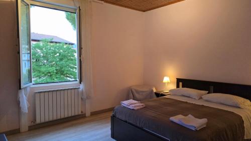 une chambre avec un lit et une grande fenêtre dans l'établissement My Room Cosenza Small, à Cosenza