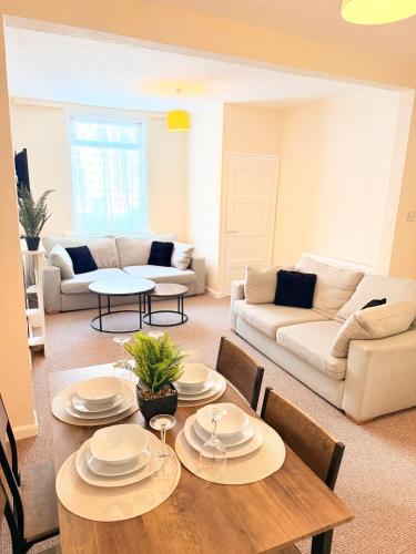 ハルにあるBeautiful 2 bedroom fully equipped property 5-G WiFi, smart TVのテーブルとソファのあるリビングルーム