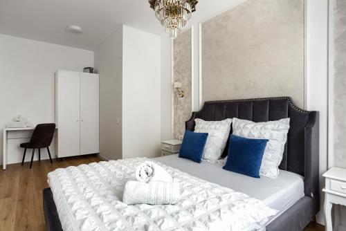 Ένα ή περισσότερα κρεβάτια σε δωμάτιο στο Sika Trezor Apartment Arad