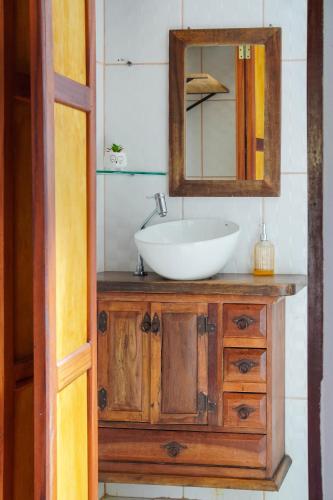 a bathroom with a sink and a mirror at Casa Ilhadelas in Ilhabela