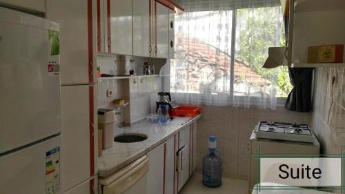Kuchyň nebo kuchyňský kout v ubytování Uysal Suite Seaside