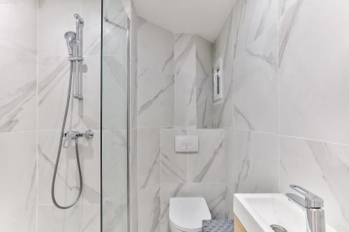 une salle de bain avec une douche, des toilettes et un lavabo dans l'établissement Urban Flat 99 - Spacious 6 BDR Apartment in Paris, à Paris