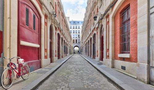 Urban Flat 99 - Spacious 6 BDR Apartment in Paris