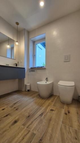 a bathroom with a tub and a toilet and a sink at La Casa di Athina 2 in Celano