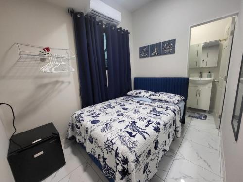 une petite chambre avec un lit et un lavabo dans l'établissement Paseo Miami, à Miami