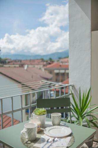 a table with plates of food on a balcony at Eleganza e comfort in centro in Ivrea