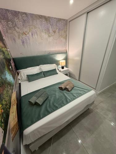 Charming Madrid Apartment 6 paradas metro El Retiroにあるベッド