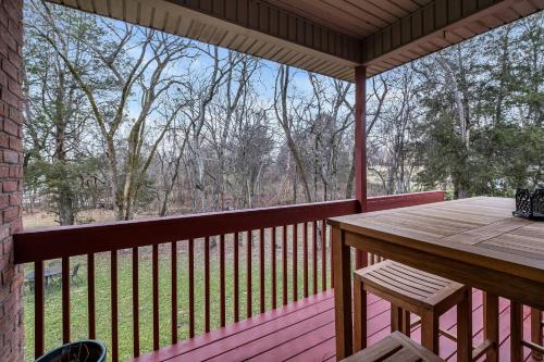 Balkoni atau teres di LakeFront | HotTub | Dock | 4BD4.5BA | FreeParking