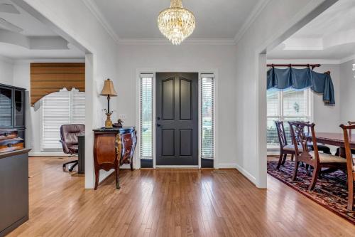 Gambar di galeri bagi LakeFront | HotTub | Dock | 4BD4.5BA | FreeParking di Nonaville