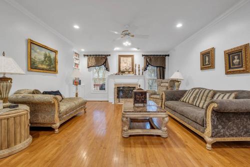 Χώρος καθιστικού στο LakeFront | HotTub | Dock | 4BD4.5BA | FreeParking
