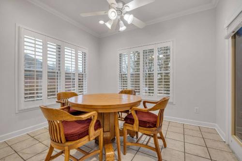 Gambar di galeri bagi LakeFront | HotTub | Dock | 4BD4.5BA | FreeParking di Nonaville