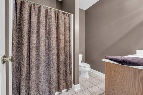 Bilik mandi di LakeFront | HotTub | Dock | 4BD4.5BA | FreeParking