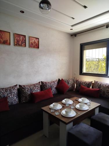 a living room with a couch and a table at Le Refuge de Vittel 2 in Ifrane