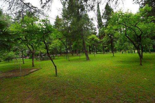 Κήπος έξω από το Park Hotel Imeri kutaisi