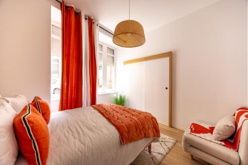 une chambre avec un lit et une fenêtre dans l'établissement Gîte du Bon-Secours, à Saint-Malo