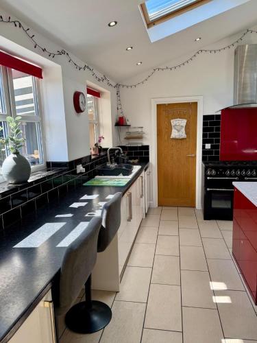 Kuchyň nebo kuchyňský kout v ubytování Spacious family home in Lichfield