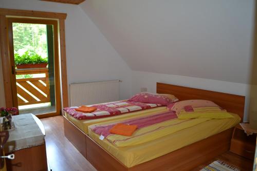 1 dormitorio con 2 camas y ventana en Pensiunea Ioana, en Borlova