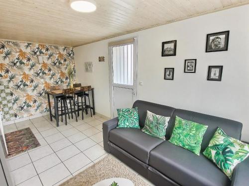 un salon avec un canapé et une table dans l'établissement Into the Wild - T2 Cosy tout confort, à Bouguenais