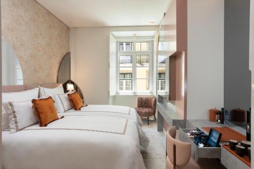 um quarto de hotel com duas camas e uma televisão em Convent Square Lisbon, Vignette Collection by IHG em Lisboa