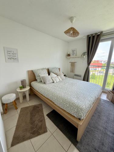 Ένα ή περισσότερα κρεβάτια σε δωμάτιο στο Appartement cosy - rénové et lumineux -