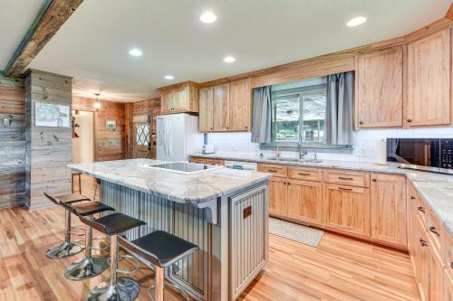 Kuchyň nebo kuchyňský kout v ubytování On Lake Tillery Spacious Home with Screened Porch!