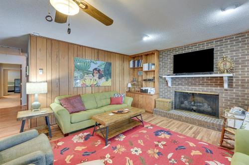 TV a/nebo společenská místnost v ubytování On Lake Tillery Spacious Home with Screened Porch!