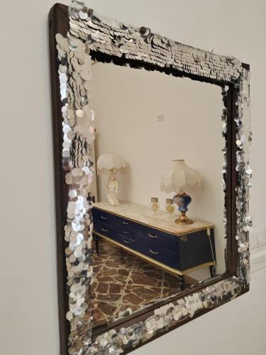 a mirror with a dresser in a room at Giardino Principi Dafagi in Capurso
