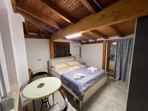 เตียงในห้องที่ Moza apartaments