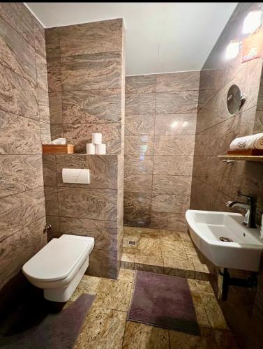 un baño con inodoro y lavabo en Apartmány Karlov Dvor, en Trnava