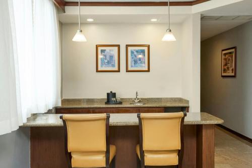 a bar in a hospital room with two yellow chairs at JW Marriott Caracas in Caracas