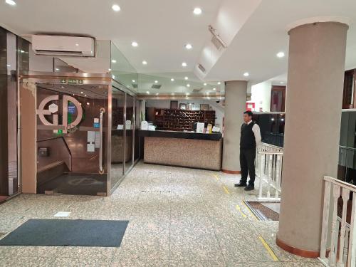 Lobi atau kawasan kaunter penerimaan di Esmeralda Palace Hotel
