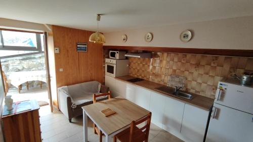 Η κουζίνα ή μικρή κουζίνα στο Appartement chaleureux avec véranda