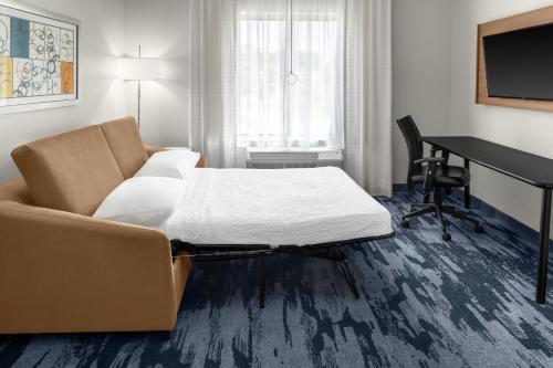 un soggiorno con un letto e una scrivania di Fairfield Inn & Suites by Marriott Atlanta Acworth ad Acworth