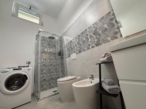 a bathroom with a washing machine and a sink at Sweet House in Collegno