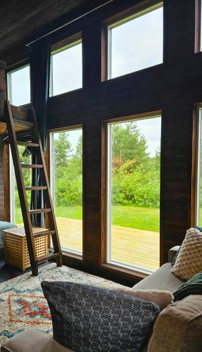 Χώρος καθιστικού στο Reindeer Riverfront Aurora lodge