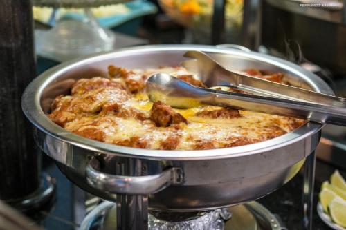 圣卡洛斯Pratas Thermas Resort的含有勺子的锅子