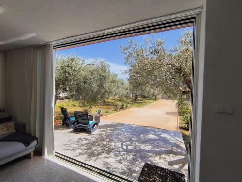 d'une porte coulissante en verre avec vue sur la terrasse. dans l'établissement Kiki's, à Fažana