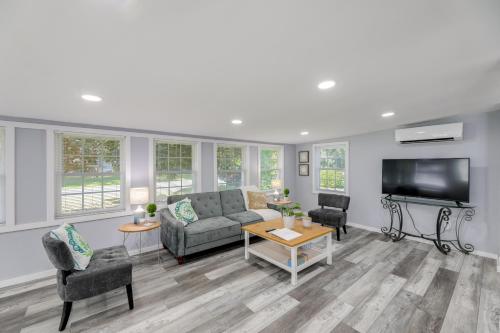 ジョージタウンにある12 Mi to Dtwn Lewes and Beach Delaware Home with Deckのソファとテレビのあるリビングルーム